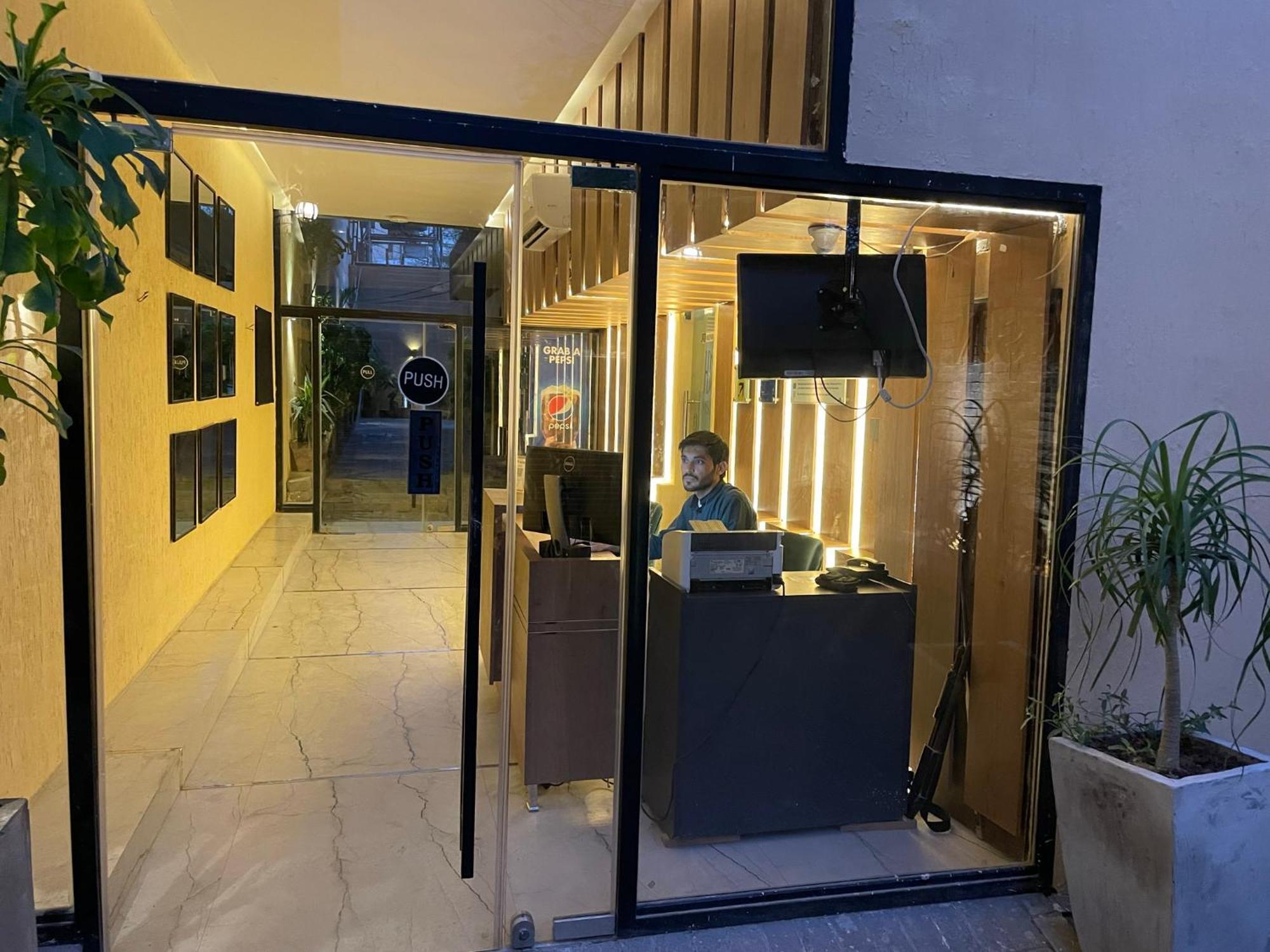 Hamsun Shahrah-E-Faisal Hotel Karachi Exterior photo
